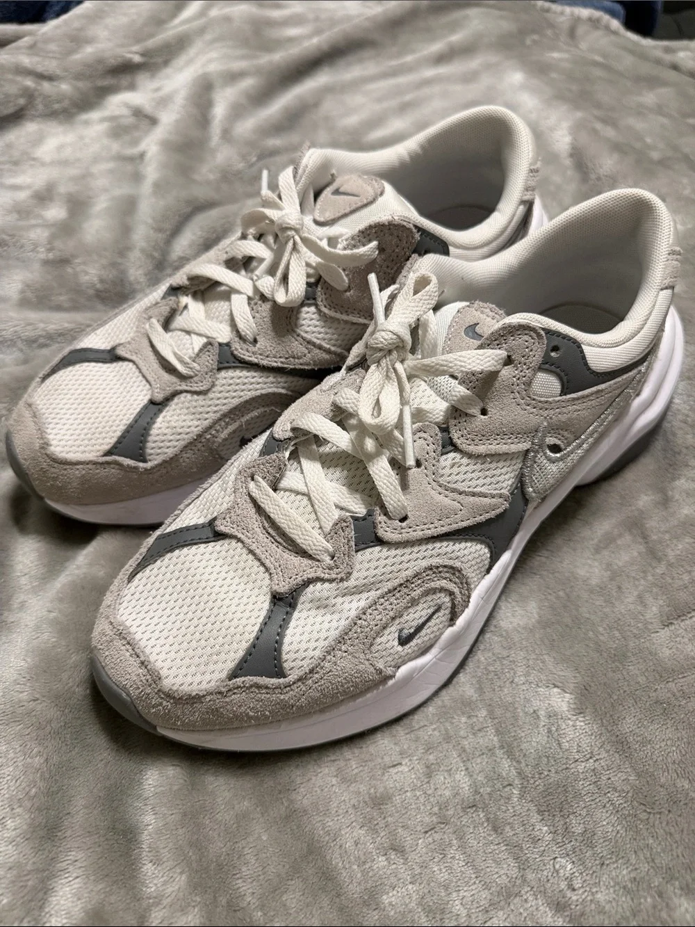 Nike White & Light Gray Mesh Suede Casual Sneakers